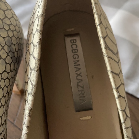 BCBGMAXAZRIA Snake Pattern Gray White Cream Pumps - Picture 9 of 13